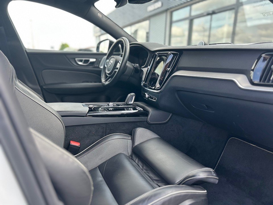 Volvo V60 T8 R-Design T8 R-Design Volvo V60 T8 R-Design T8 R-Design
