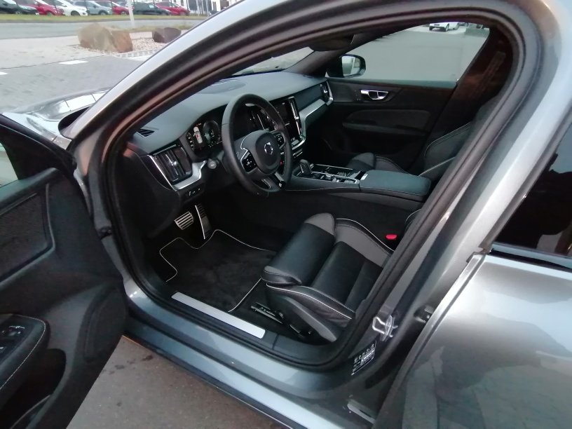 Volvo V60 T8 AWD R-Design V60 T8 AWD R-Design Volvo V60 T8 AWD R-Design V60 T8 AWD R-Design