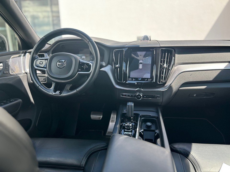 Volvo XC60 R Design AWD / Bowers / Massagesitze / Head-Up Volvo XC60 R Design AWD / Bowers / Massagesitze / Head-Up