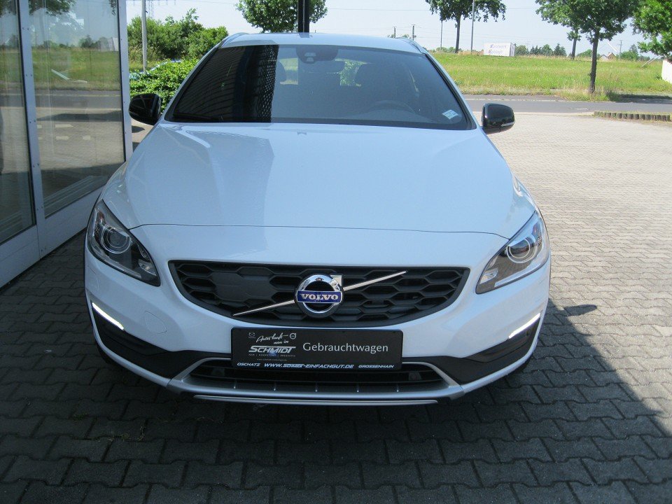 Volvo V60 CC D3 Mom./8-Gang Automatik CC/AHK/Xenon/8-Gang Automatik Volvo V60 CC D3 Mom./8-Gang Automatik CC/AHK/Xenon/8-Gang Automatik