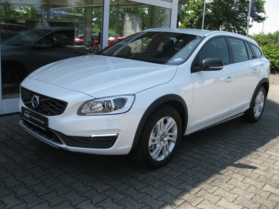 Volvo V60 CC D3 Mom./8-Gang Automatik CC/AHK/Xenon/8-Gang Automatik Volvo V60 CC D3 Mom./8-Gang Automatik CC/AHK/Xenon/8-Gang Automatik