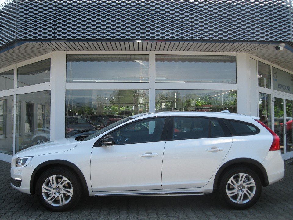 Volvo V60 CC D3 Mom./8-Gang Automatik CC/AHK/Xenon/8-Gang Automatik Volvo V60 CC D3 Mom./8-Gang Automatik CC/AHK/Xenon/8-Gang Automatik