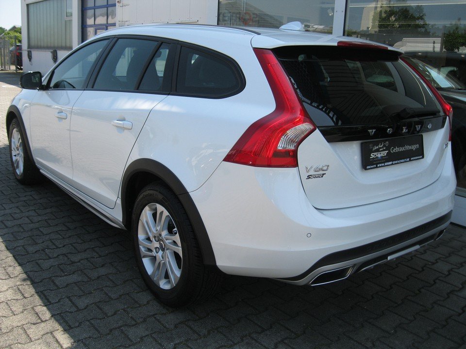 Volvo V60 CC D3 Mom./8-Gang Automatik CC/AHK/Xenon/8-Gang Automatik Volvo V60 CC D3 Mom./8-Gang Automatik CC/AHK/Xenon/8-Gang Automatik