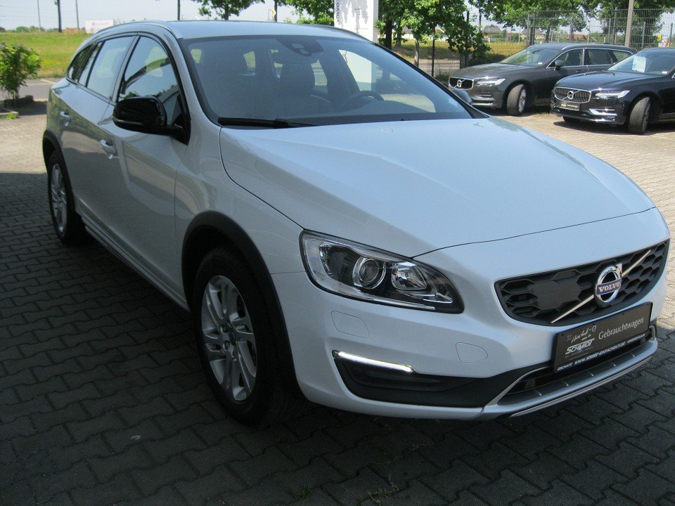 Volvo V60 CC D3 Mom./8-Gang Automatik CC/AHK/Xenon/8-Gang Automatik Volvo V60 CC D3 Mom./8-Gang Automatik CC/AHK/Xenon/8-Gang Automatik