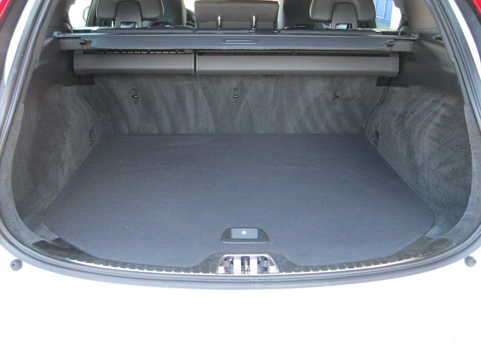 Volvo V60 CC D3 Mom./8-Gang Automatik CC/AHK/Xenon/8-Gang Automatik Volvo V60 CC D3 Mom./8-Gang Automatik CC/AHK/Xenon/8-Gang Automatik