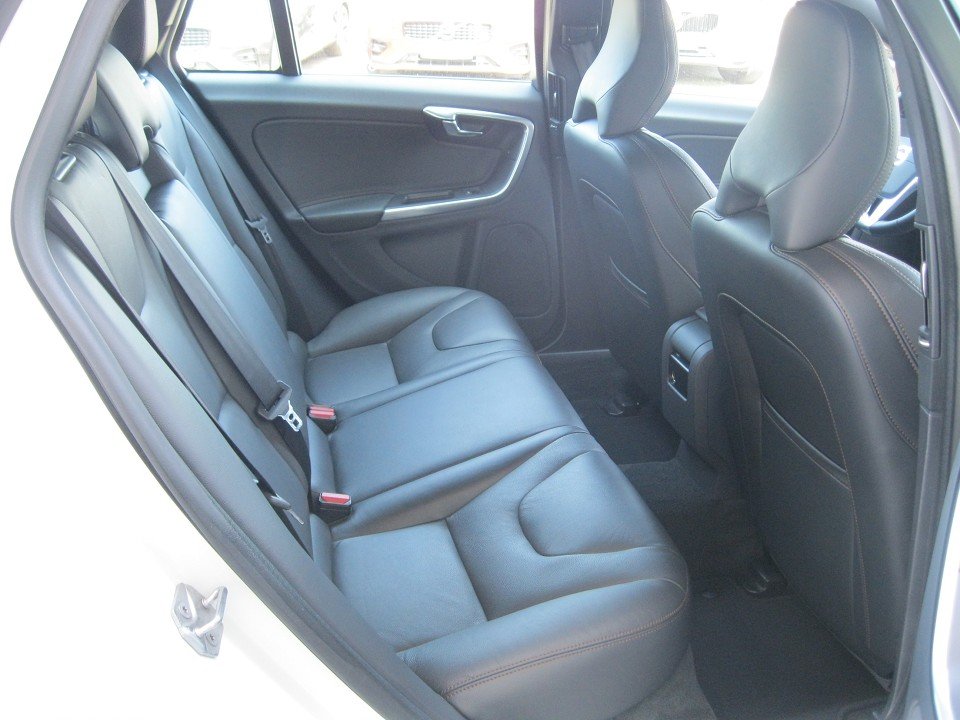 Volvo V60 CC D3 Mom./8-Gang Automatik CC/AHK/Xenon/8-Gang Automatik Volvo V60 CC D3 Mom./8-Gang Automatik CC/AHK/Xenon/8-Gang Automatik