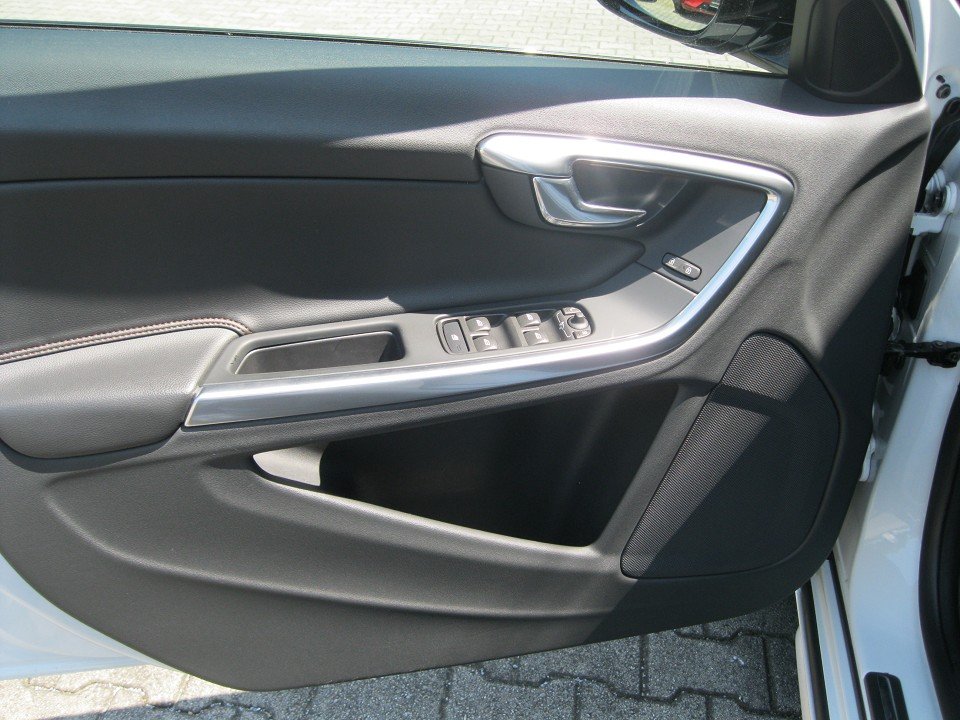 Volvo V60 CC D3 Mom./8-Gang Automatik CC/AHK/Xenon/8-Gang Automatik Volvo V60 CC D3 Mom./8-Gang Automatik CC/AHK/Xenon/8-Gang Automatik