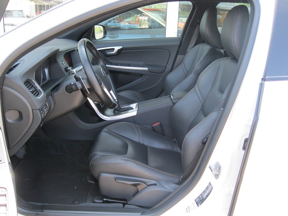 Volvo V60 CC D3 Mom./8-Gang Automatik CC/AHK/Xenon/8-Gang Automatik Volvo V60 CC D3 Mom./8-Gang Automatik CC/AHK/Xenon/8-Gang Automatik