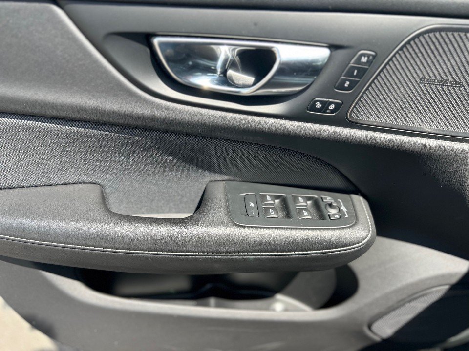 Volvo V60 T8 AWD R-Design V60 T8 AWD R-Design  