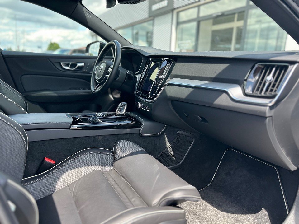 Volvo V60 T8 AWD R-Design V60 T8 AWD R-Design  