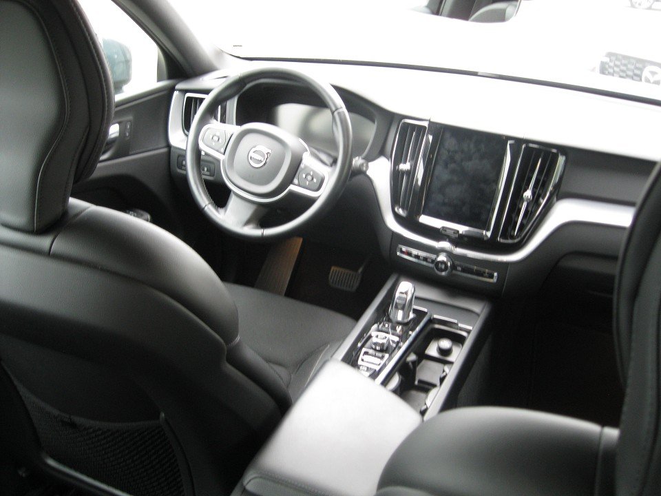 Volvo XC60 T8 TWIN ENGINE Momentum Pano/360°  