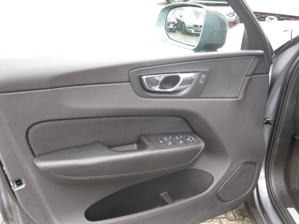 Volvo XC60 T8 TWIN ENGINE Momentum Pano/360°  