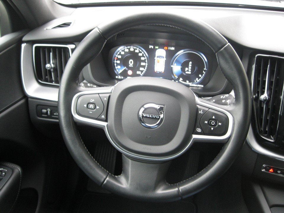 Volvo XC60 T8 TWIN ENGINE Momentum Pano/360°  